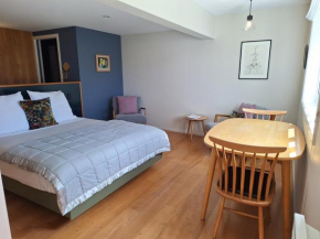 Kowhai Studio -private opposite golf course in central Wanaka